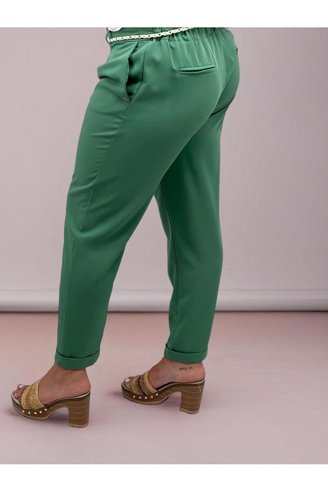 Pantalon Pantalon Please forme carotte a taille élastiquée ceinturée en crêpe fluide Vert P2XXAU3000 PLEASE